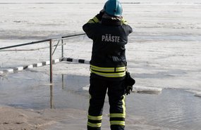 Спасатели предостерегают жителей Эстонии от раннего выхода на лед водоемов