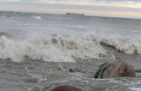 Метеорологи предупреждают о сильном ветре и 2,5-метровых волнах