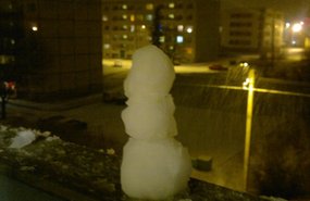 ФОТО: В Кейла идет сильный снег, появился первый снеговик