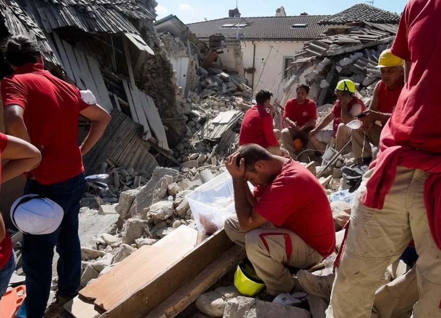 В Италии девочка спасла сестренку, накрыв ее своим телом в процессе землетрясения